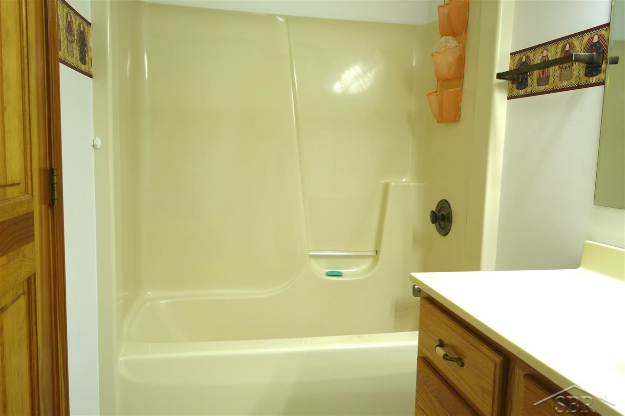 5181 Shattuck Road Saginaw, MI 48603 - Photo 15 of 17 31205962-14.JPG
