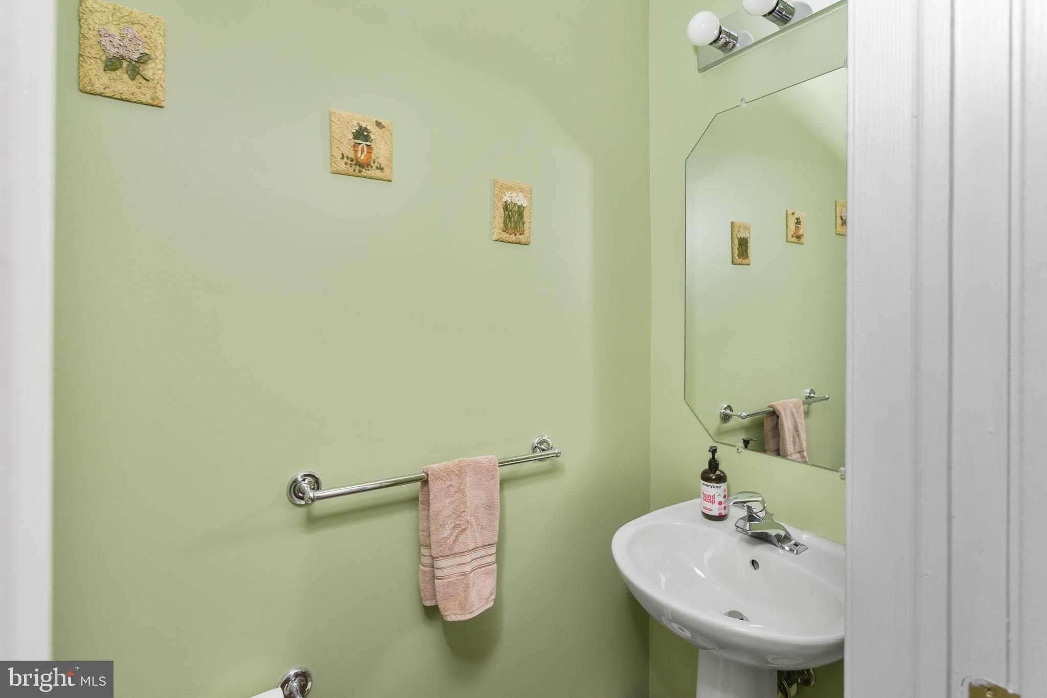 59 Birmingham Drive Columbus, NJ 08022 - Photo 21 of 45 a bathroom with a sink and mirror