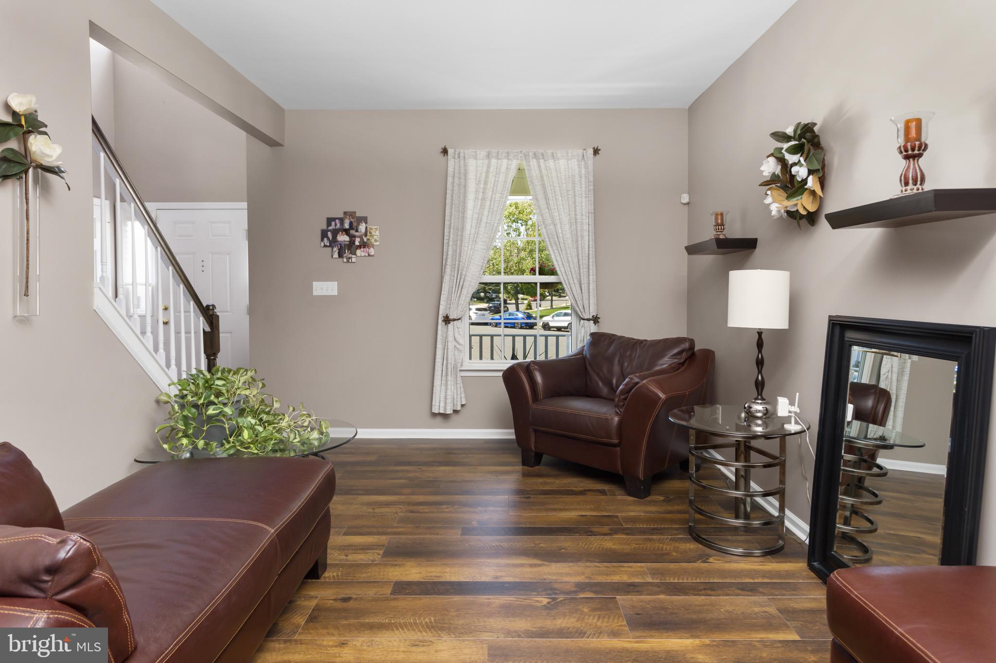 59 Birmingham Drive Columbus, NJ 08022 - Photo 10 of 45 a living room with furniture and a potted plant