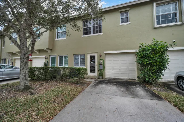 a view of entryway and hall
