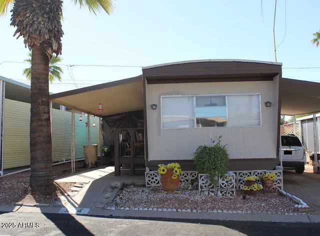 a view of entryway front of house