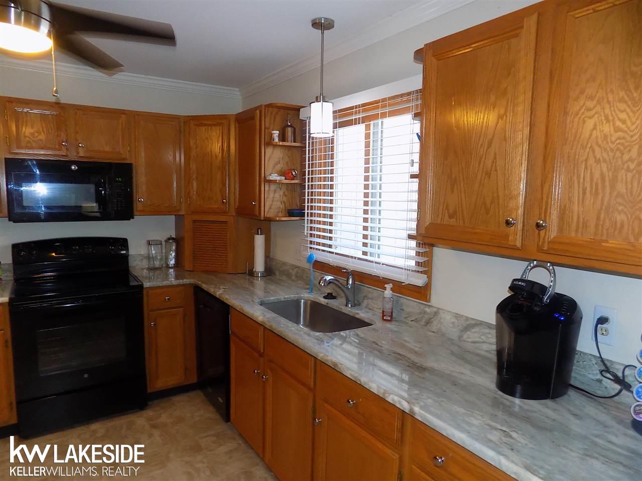 2152 Rochelle Park Drive Rochester, MI 48309 - Photo 10 of 31 NEW GRANITE COUNTERS