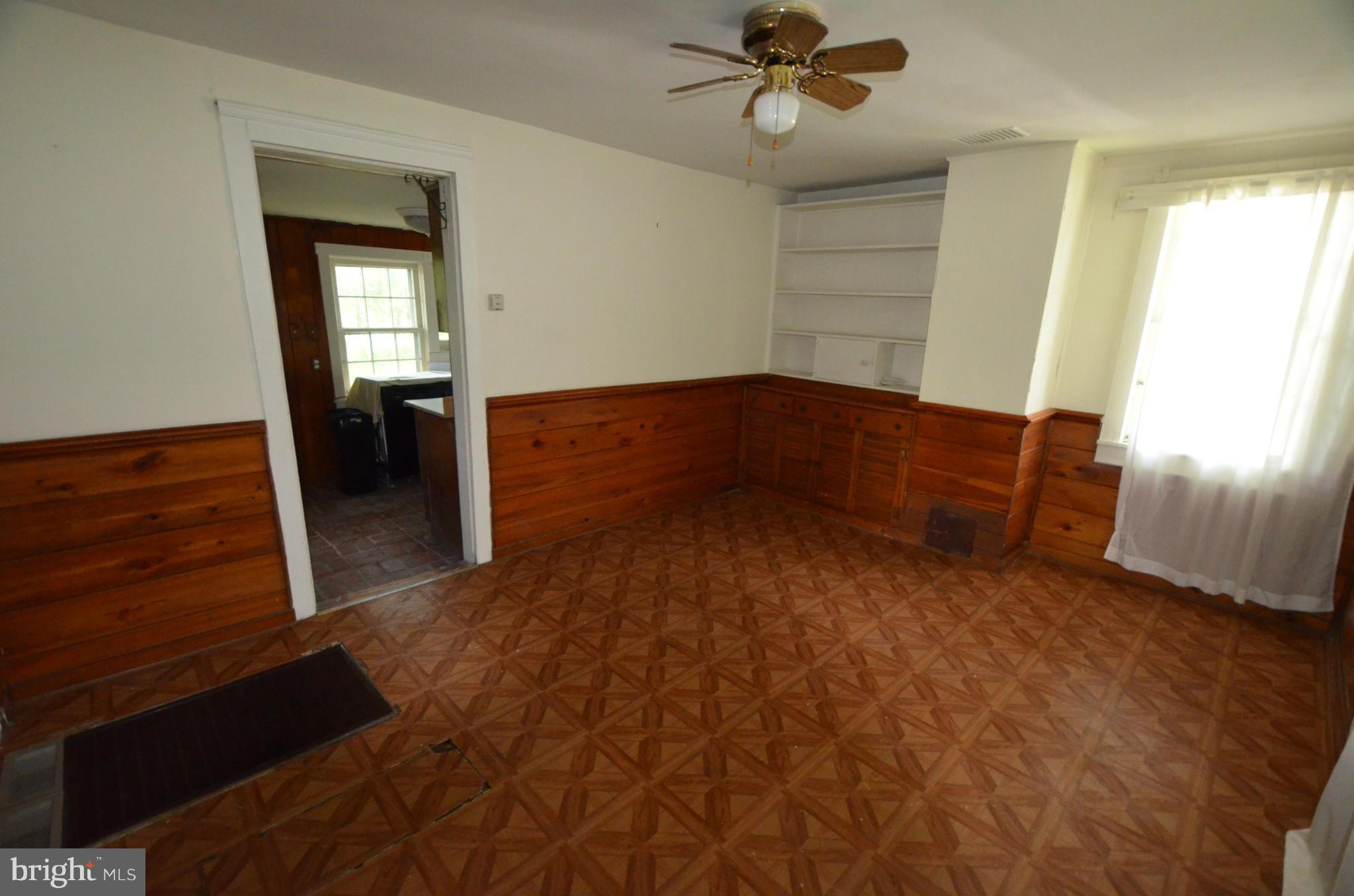 422 East Bay Front Road Deale, MD 20751 - Photo 16 of 29 Living Room