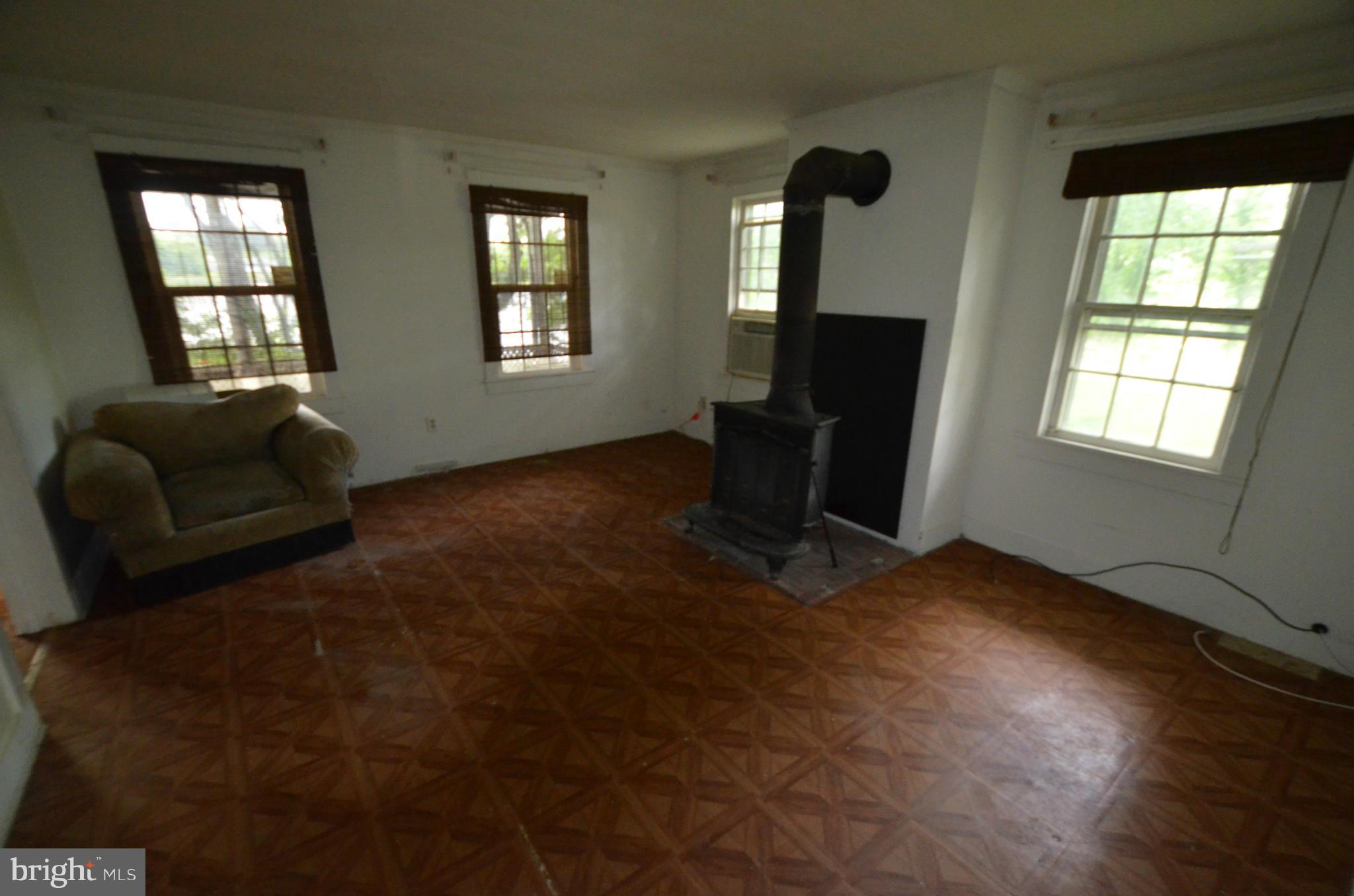 422 East Bay Front Road Deale, MD 20751 - Photo 17 of 29 Living Room