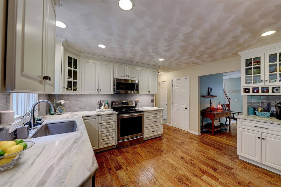 36 Rocky Crest Road Cumberland, RI 02864 - Photo 9 of 50 Sunny Bright Kitchen