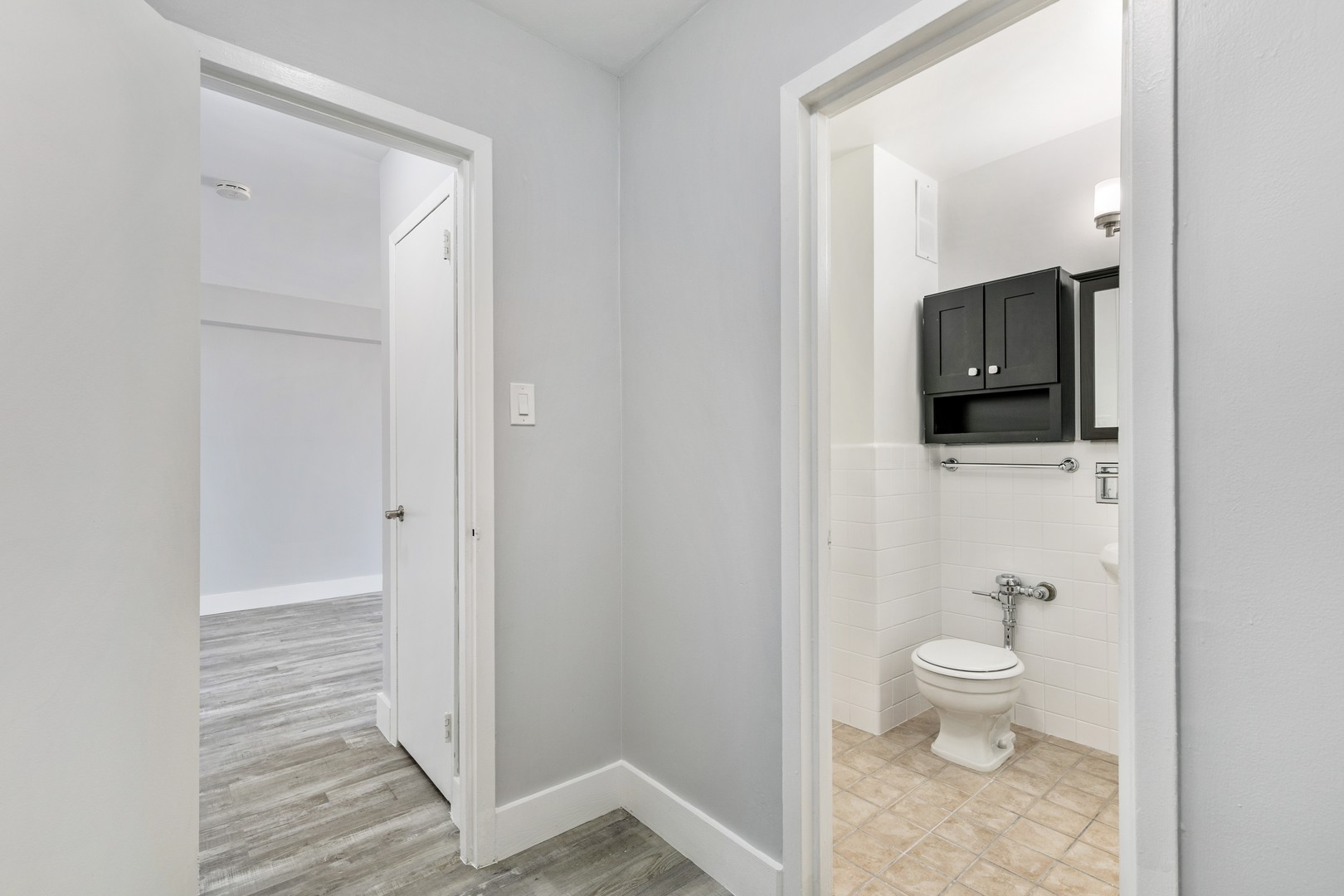 5858 North Sheridan Road, Unit 805 Chicago, IL 60660 - Photo 6 of 14 a bathroom with a toilet a sink and mirror