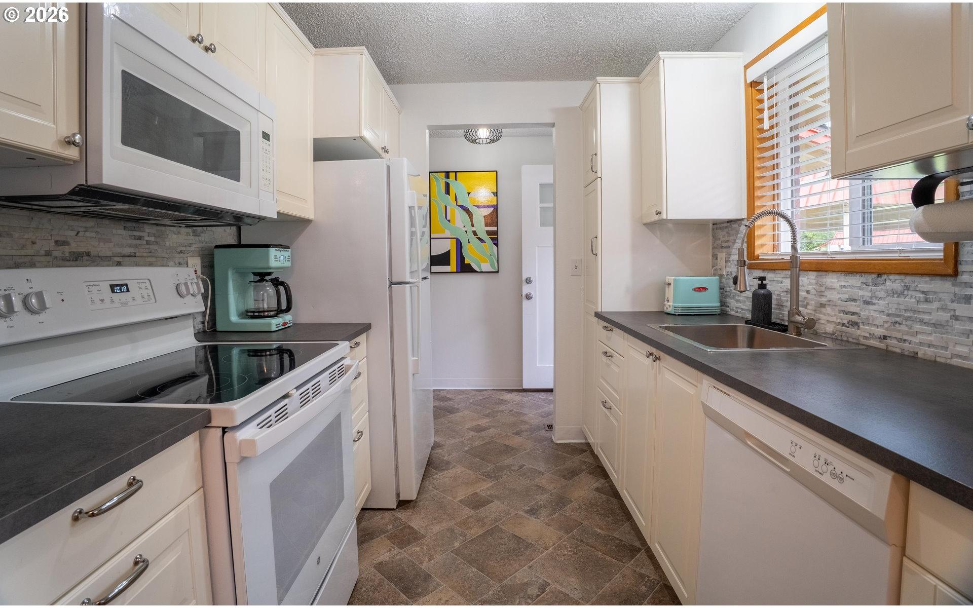 2112 Southeast 148th Place Portland, OR 97233 - Photo 7 of 26 Gallery Image 7