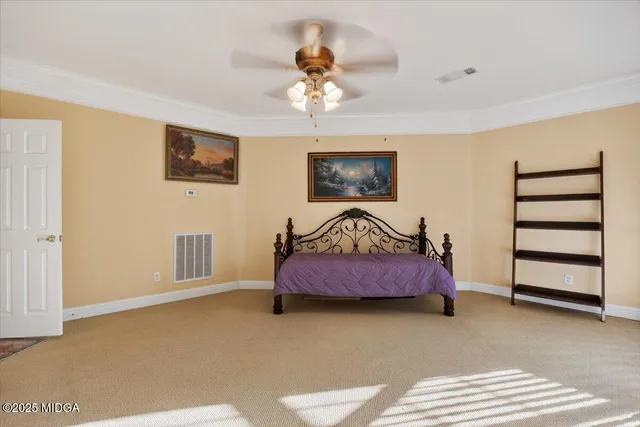 a view of livingroom with furniture