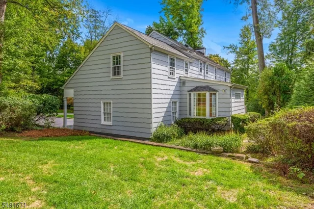 a view of a house with backyard and garden