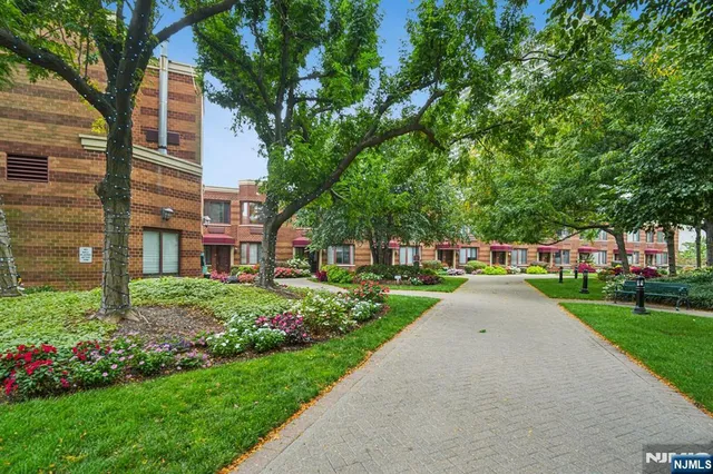 $6,000 | 100 Old Palisade Road, Unit PL16, Fort Lee, NJ 07024