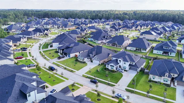 $549,000 | 1014 Lakemont Bend Lane, Pinehurst, TX 77362