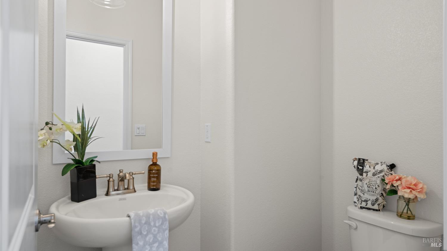 2115 Prairie Way Dixon, CA 95620 - Photo 22 of 71 Guest bath