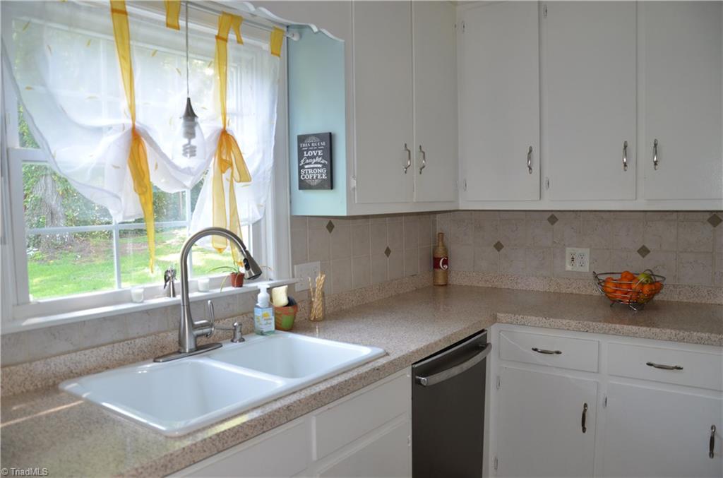 1072 Cantering Road High Point, NC 27262 - Photo 11 of 28 Wonderful Kitchen! So Clean!
