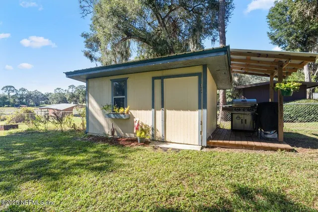 a view of a backyard