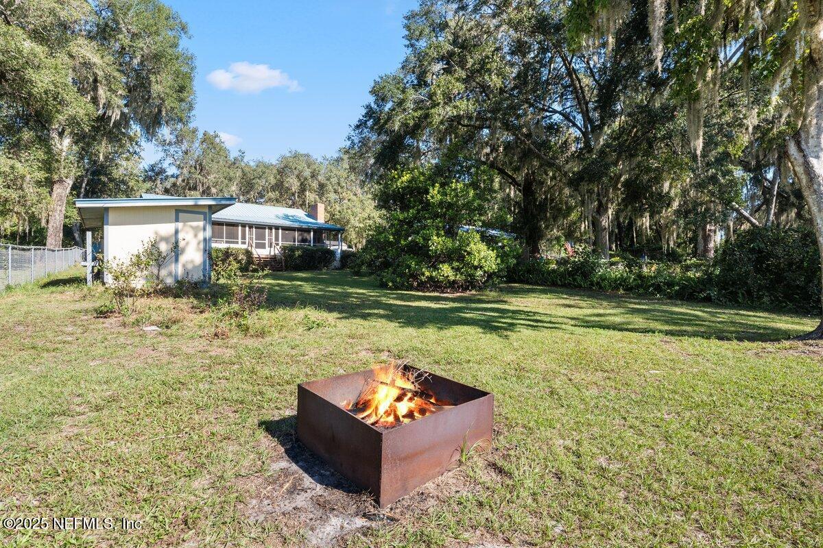 832 Lake Shore Terrace Interlachen, FL 32148 - Photo 25 of 42 a garden view with a seating space