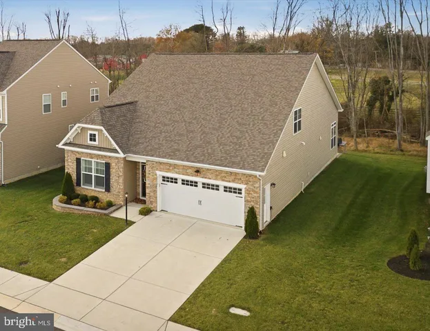 a view of a house with backyard