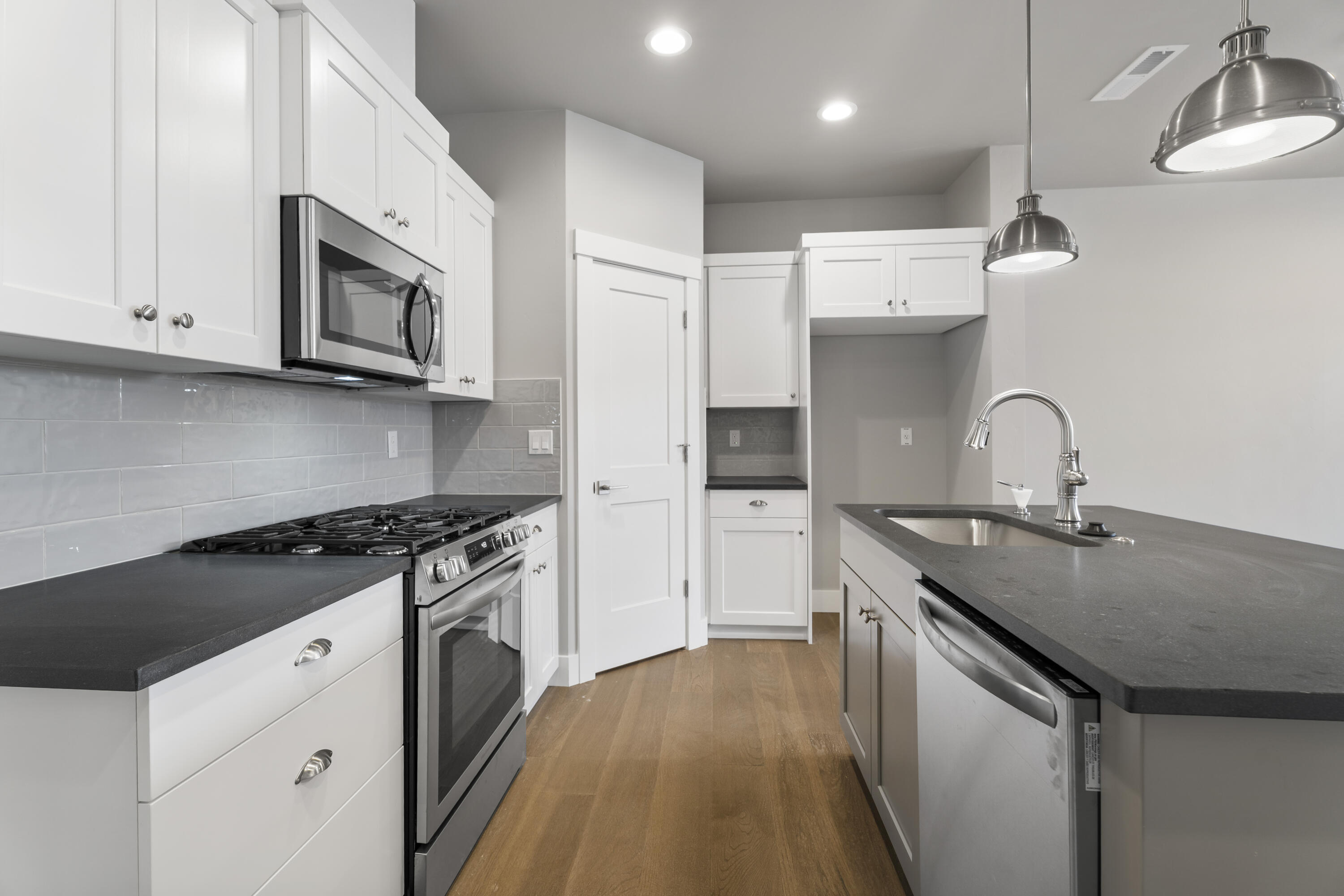 3937 Southwest Coyote Avenue, Unit LOT 154 Redmond, OR 97756 - Photo 1 of 24 08-Kitchen