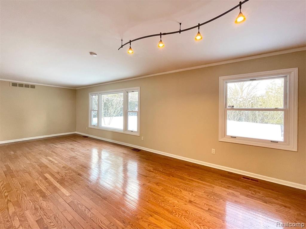 36234 Congress Road Farmington, MI 48335 - Photo 3 of 29