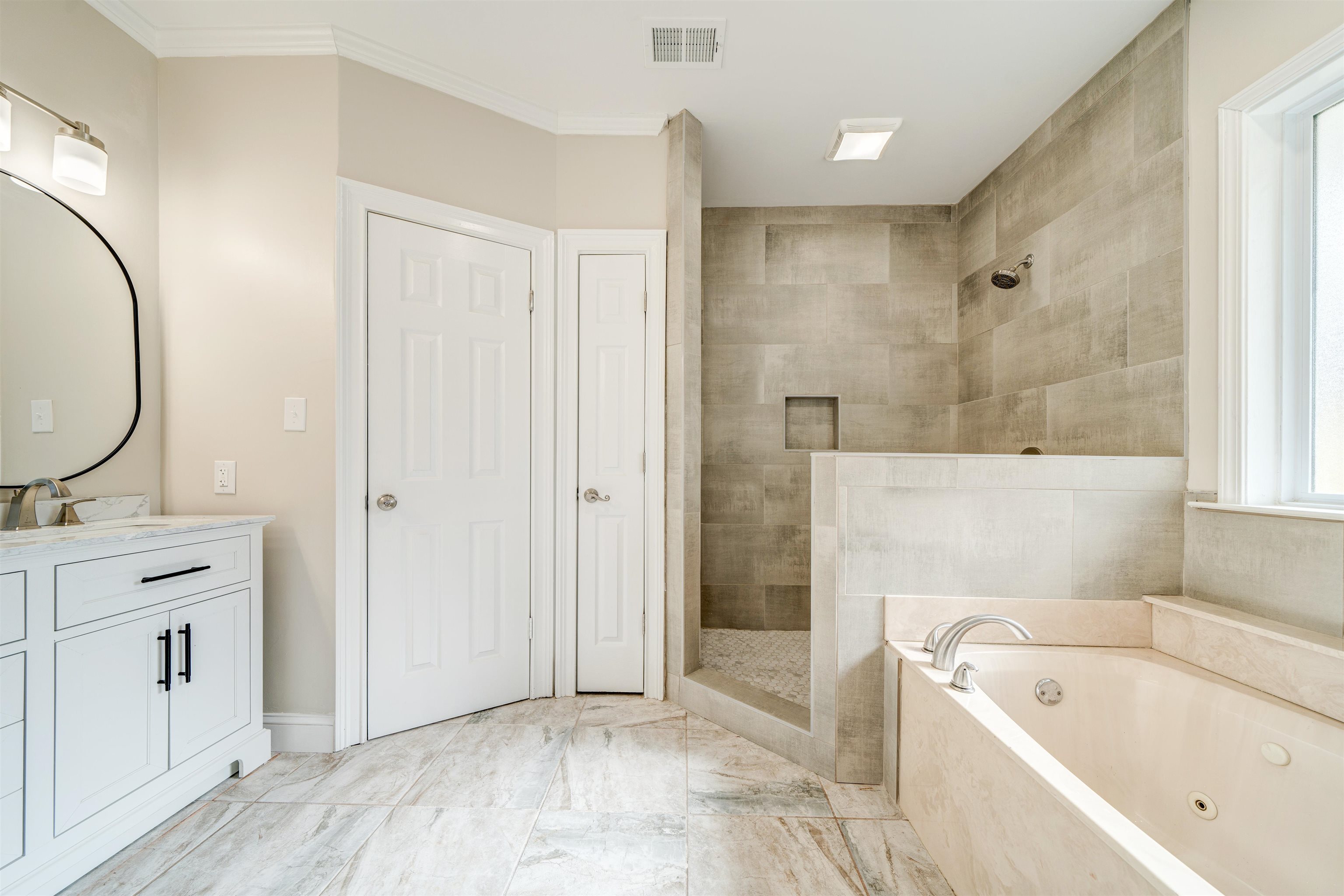 2487 Lynnfield Road Memphis, TN 38119 - Photo 19 of 33 a bathroom with a tub sink and mirror