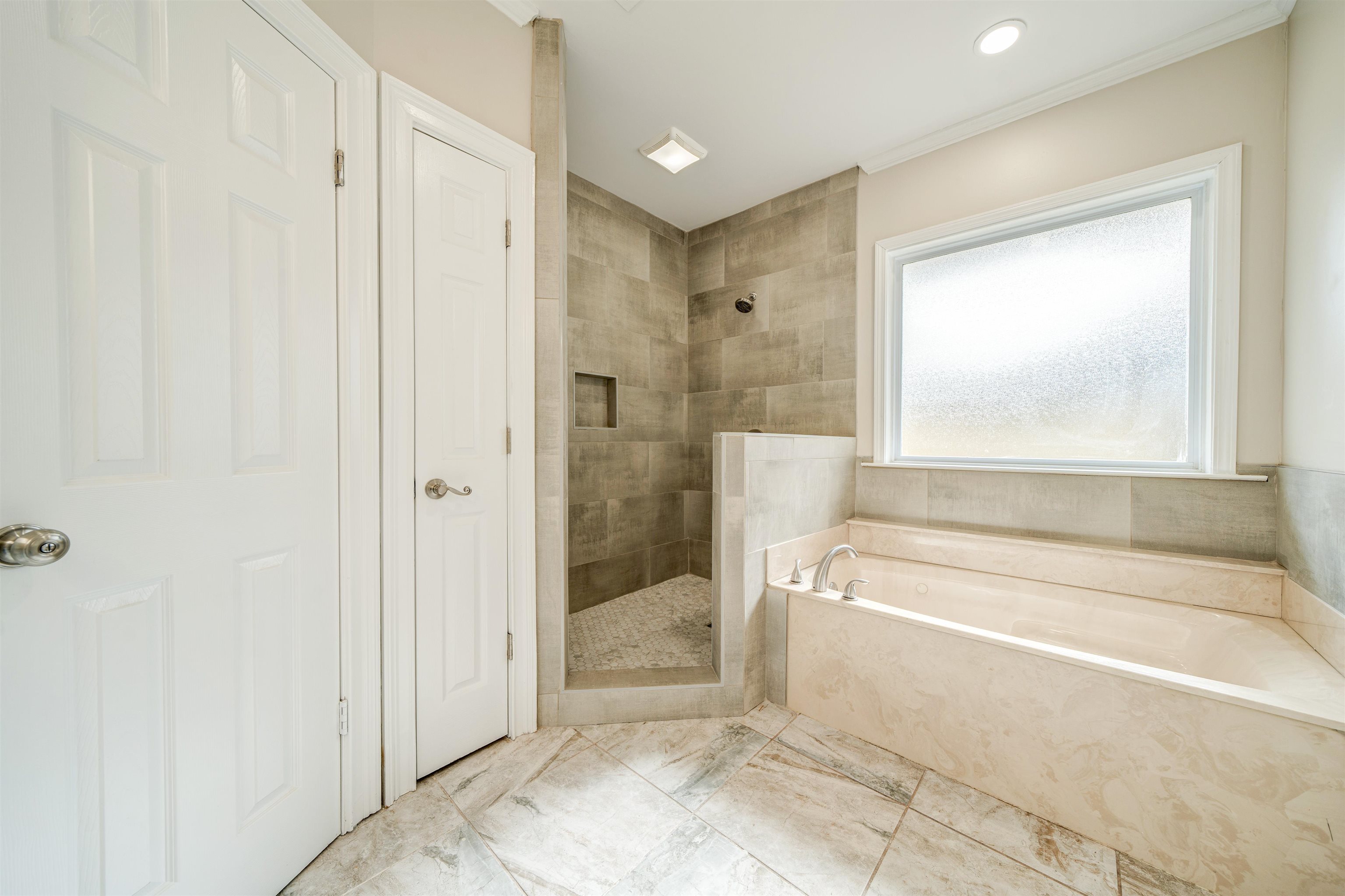 2487 Lynnfield Road Memphis, TN 38119 - Photo 21 of 33 a spacious bathroom with a tub and shower