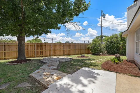 a view of a backyard