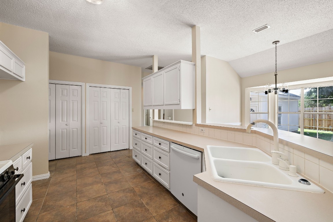 1815 Rusty Nail Loop Round Rock, TX 78681 - Photo 9 of 27 a spacious bathroom with a tub sink and mirror