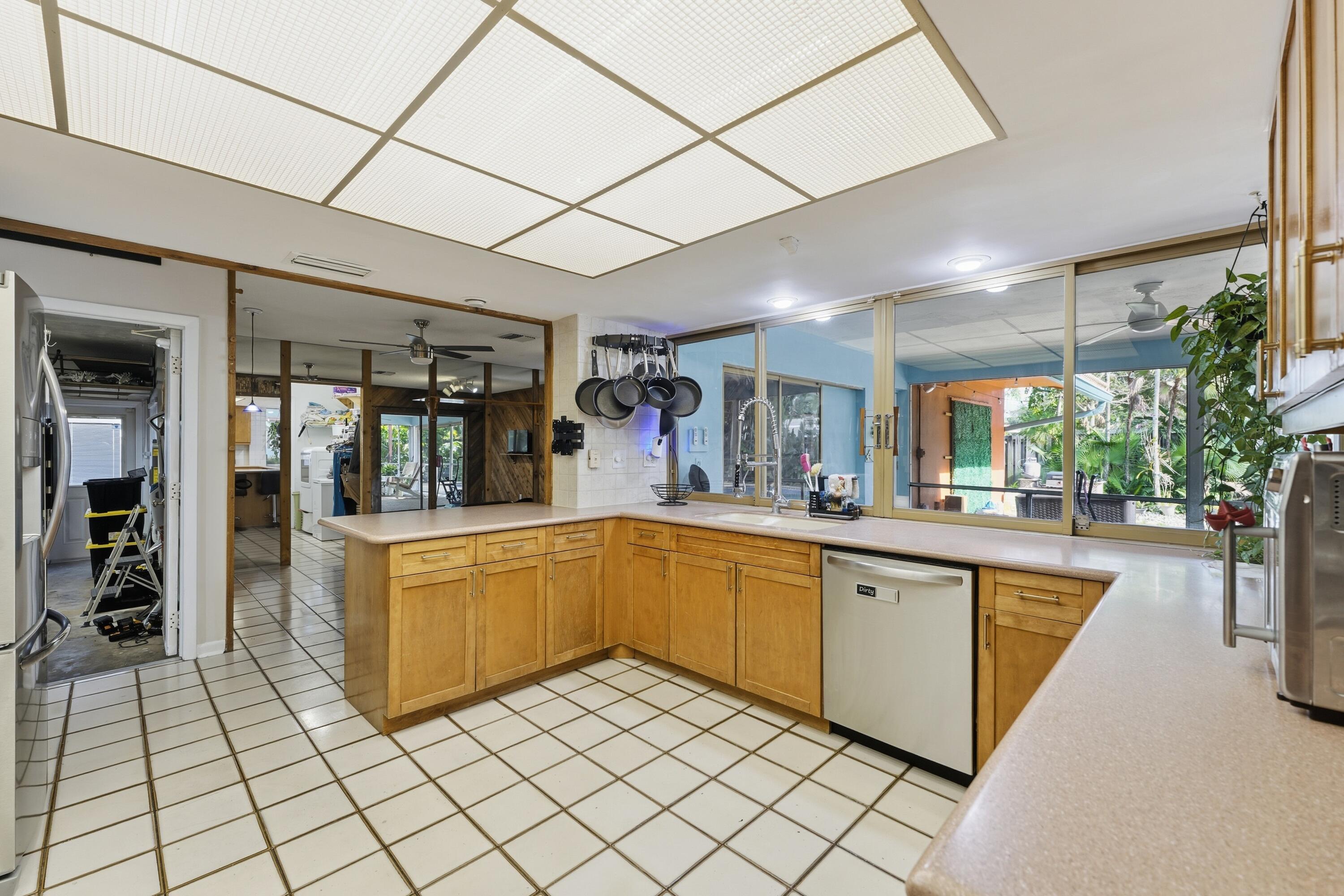 940 Southwest 69th Avenue Plantation, FL 33317 - Photo 6 of 24 940 pic17