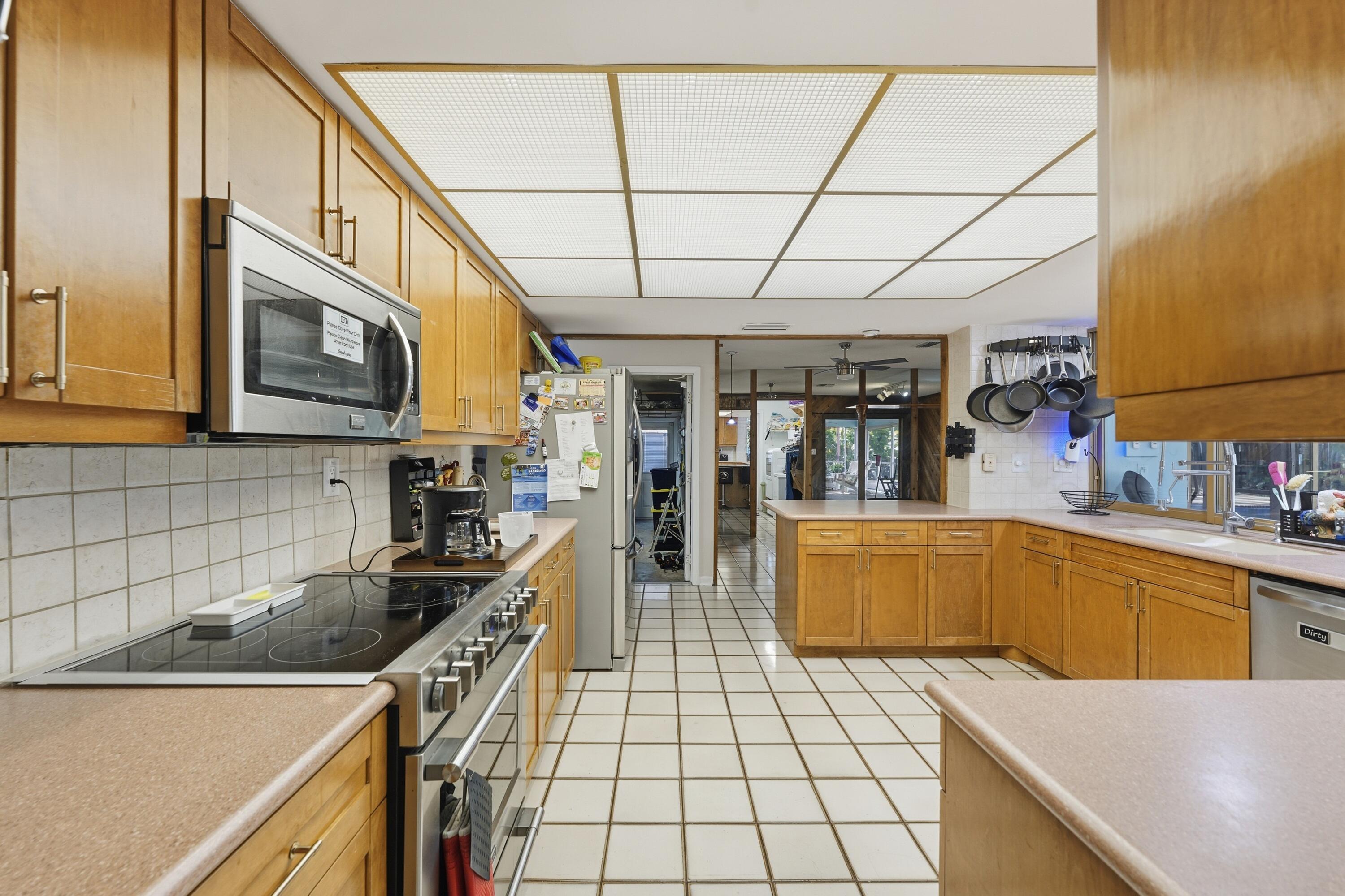 940 Southwest 69th Avenue Plantation, FL 33317 - Photo 7 of 24 940 pic 18