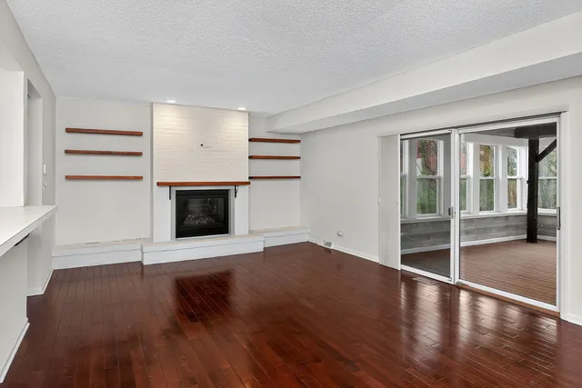 $550,000 | 806 Hillview Drive, Lemont, IL 60439