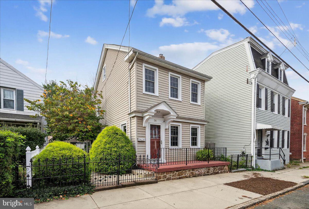54 Chestnut Street Pottstown, PA 19464 - Photo 2 of 44 a front view of a house
