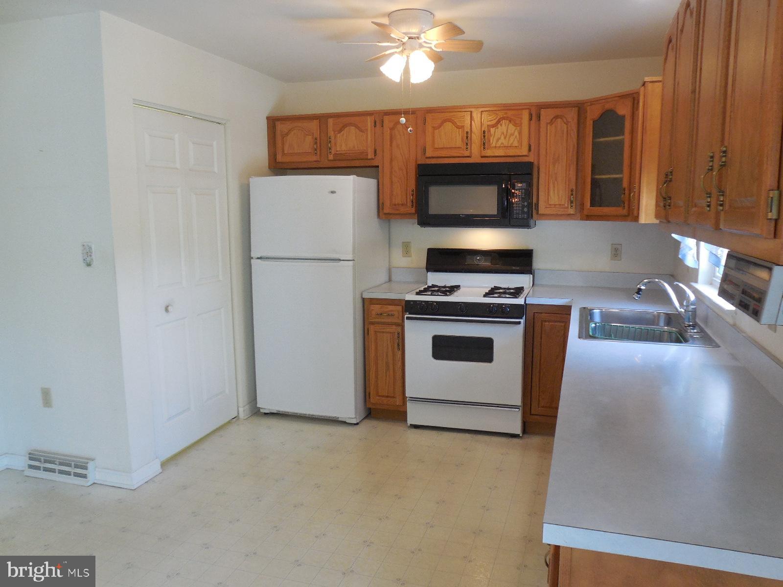 2817 Robin Road York, PA 17404 - Photo 18 of 44 Large User Friendly Kitchen