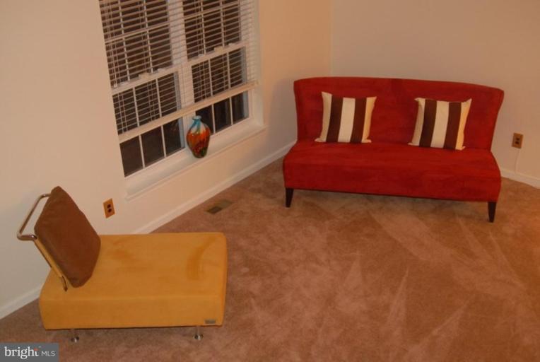 9300 Ispahan Loop Laurel, MD 20708 - Photo 12 of 12 Living Room