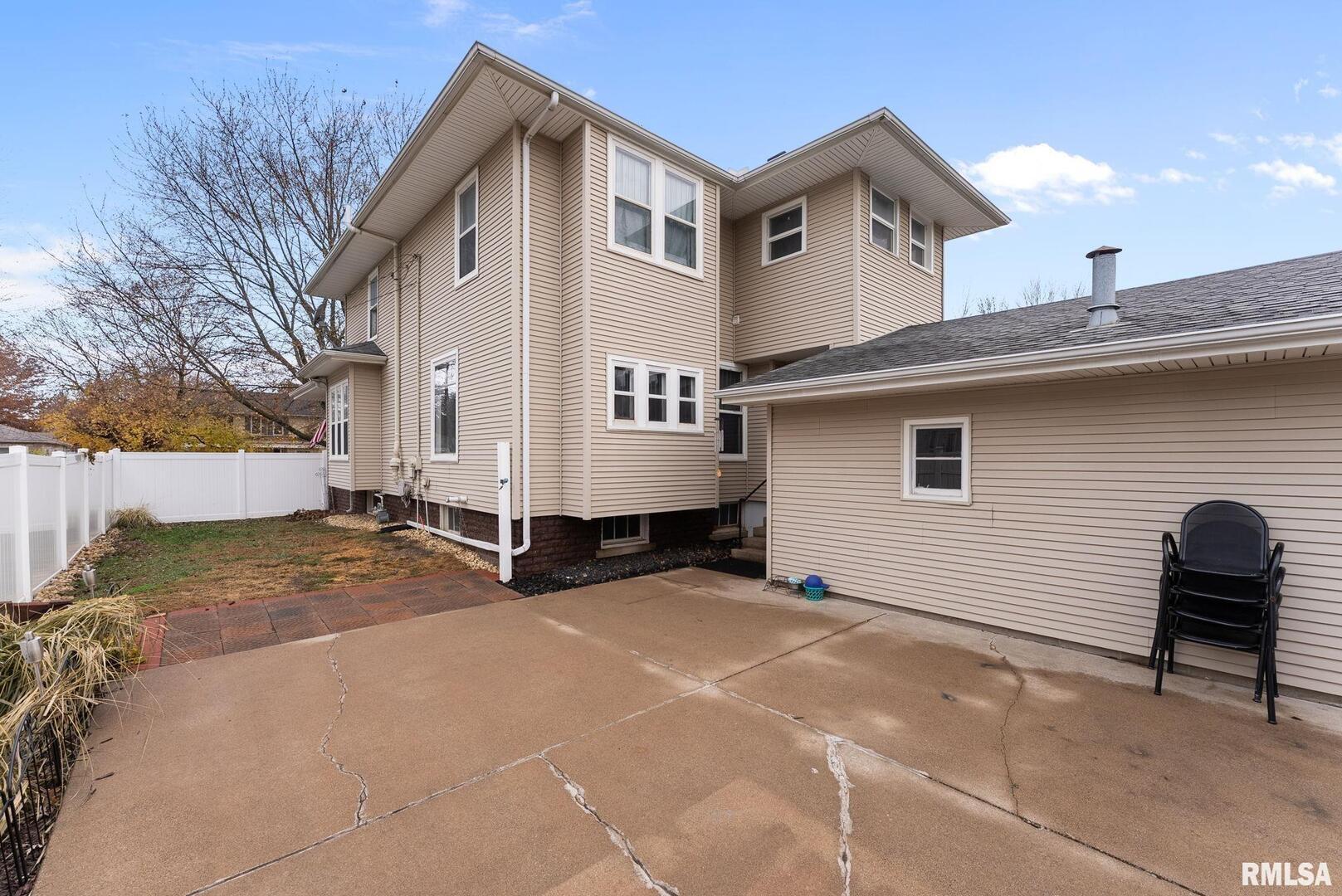 308 Northeast 3rd Avenue Aledo, IL 61231 - Photo 4 of 28 a view of a house with backyard