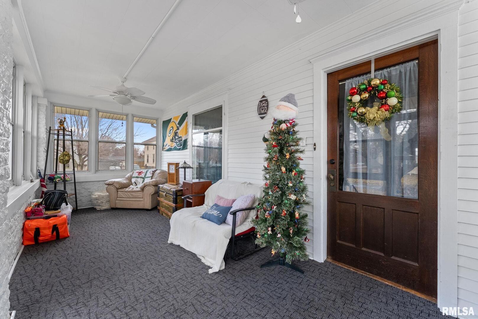 308 Northeast 3rd Avenue Aledo, IL 61231 - Photo 5 of 28 a living room with furniture and a potted plant