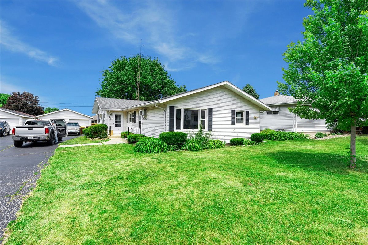 709 West McKinley Street Harvard, IL 60033 - Photo 2 of 23