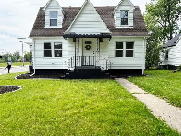 a view of a house with a backyard