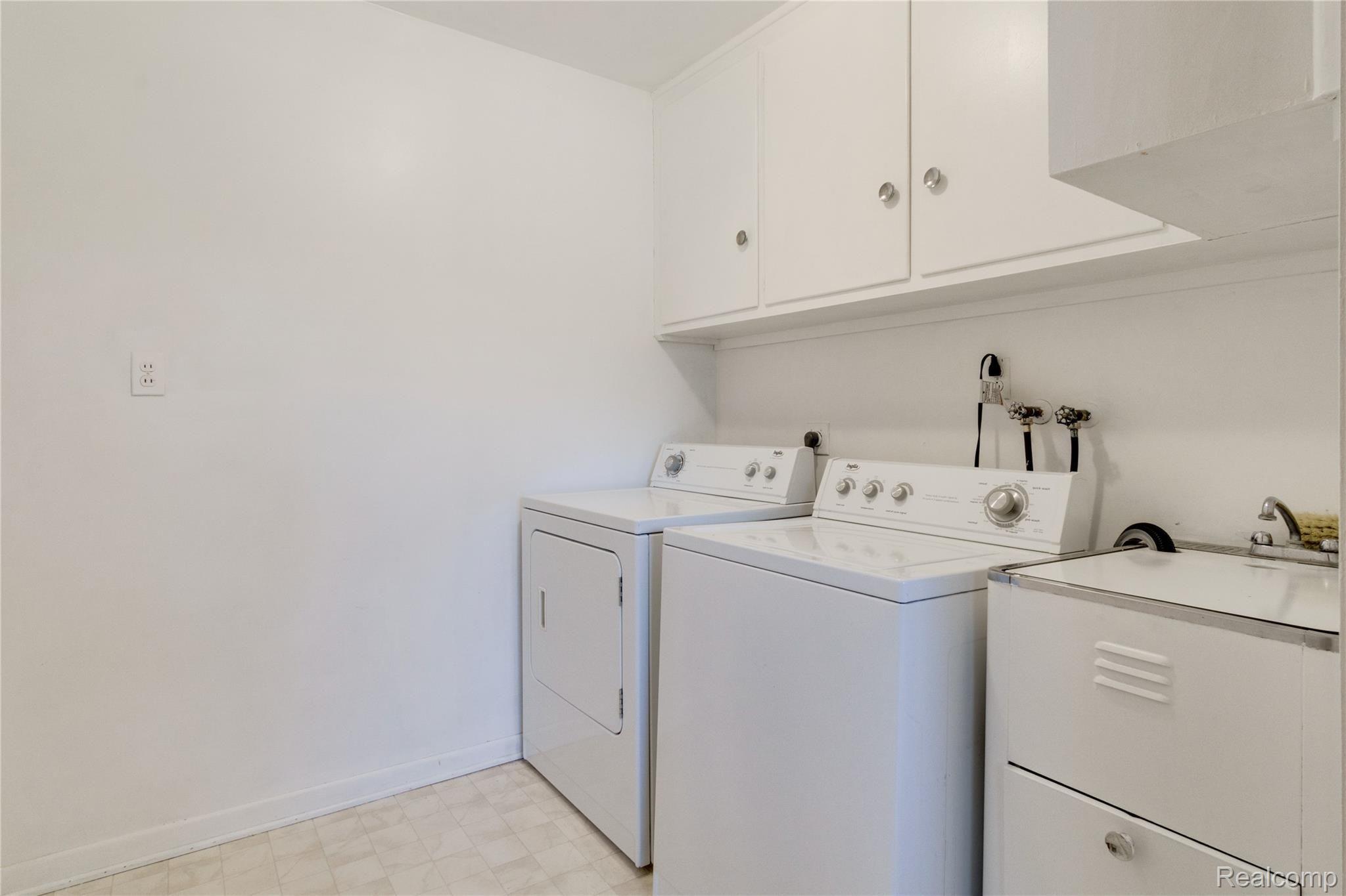 851 Helston Road Bloomfield Hills, MI 48304 - Photo 33 of 36 Laundry room