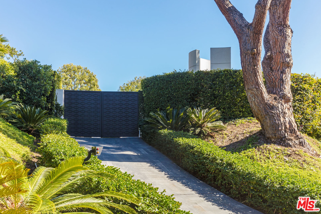 North Hillcrest Road Beverly Hills, CA 90210 - Photo 33 of 34 a view of a back yard of the house
