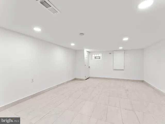 an empty room with window and pillar in it