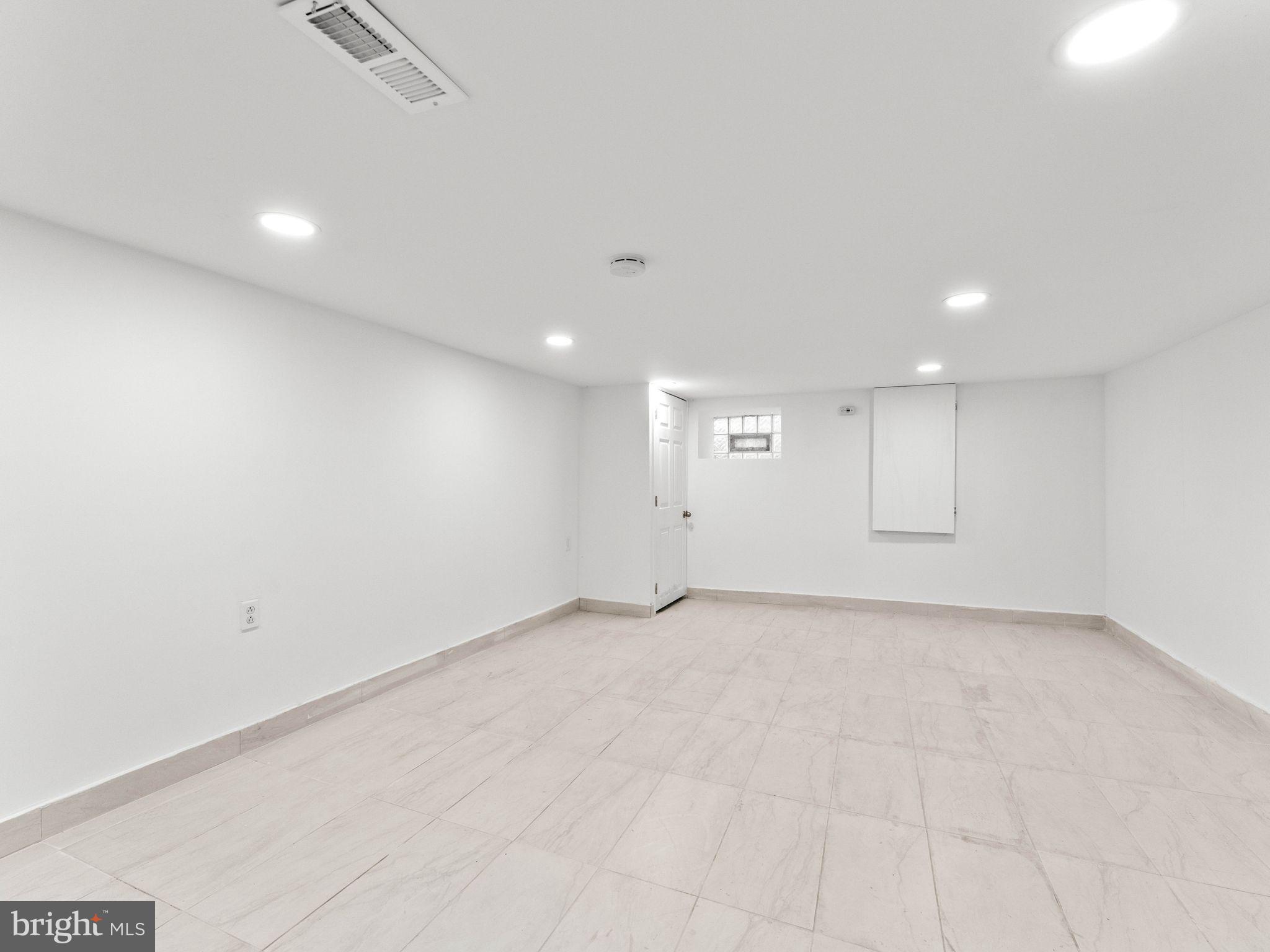 1606 Wharton Street Philadelphia, PA 19146 - Photo 25 of 31 an empty room with window and pillar in it