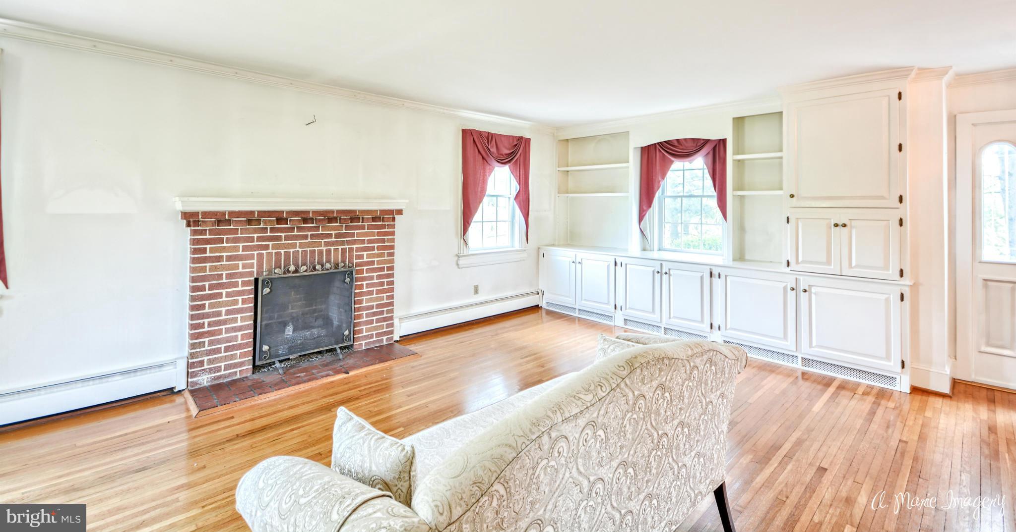 14950 Old Frederick Road Rocky Ridge, MD 21778 - Photo 5 of 28 Living Room