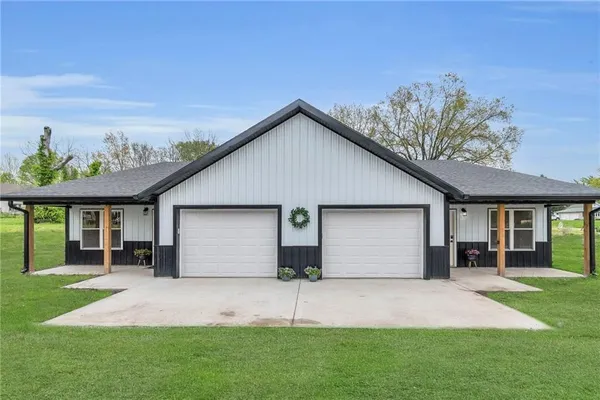 $425,000 | 511 West McGaughy Street, Hamilton, MO 64644