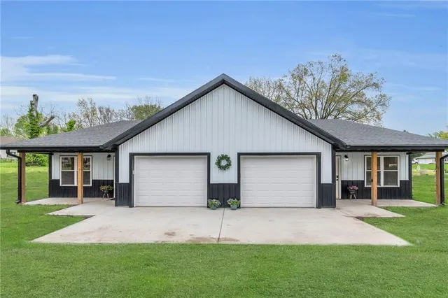 $450,000 | 511 West McGaughy Street, Hamilton, MO 64644