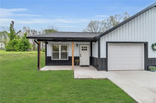 $450,000 | 511 West McGaughy Street, Hamilton, MO 64644