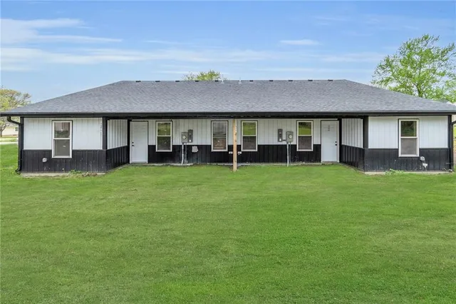 $450,000 | 511 West McGaughy Street, Hamilton, MO 64644