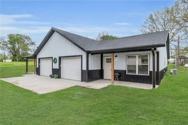 $425,000 | 511 West McGaughy Street, Hamilton, MO 64644