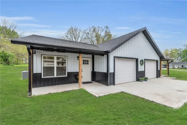 $450,000 | 511 West McGaughy Street, Hamilton, MO 64644