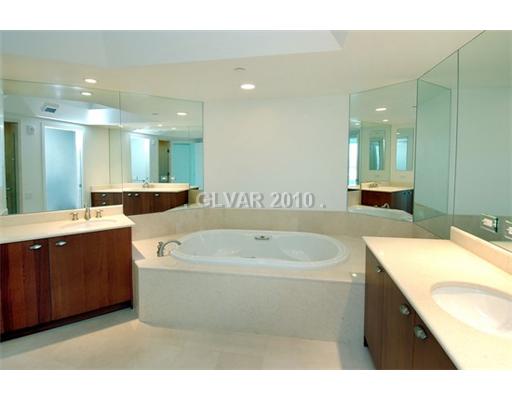 2777 Paradise Road, Unit 2105 Las Vegas, NV 89109 - Photo 4 of 6 Master Bath/Spa.