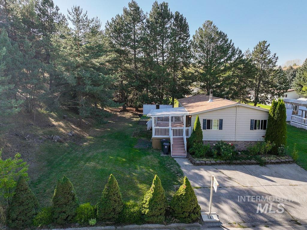 609 North Almon Street, Unit 2011 Moscow, ID 83843 - Photo 2 of 45 Bungalow with a front lawn and a deck
