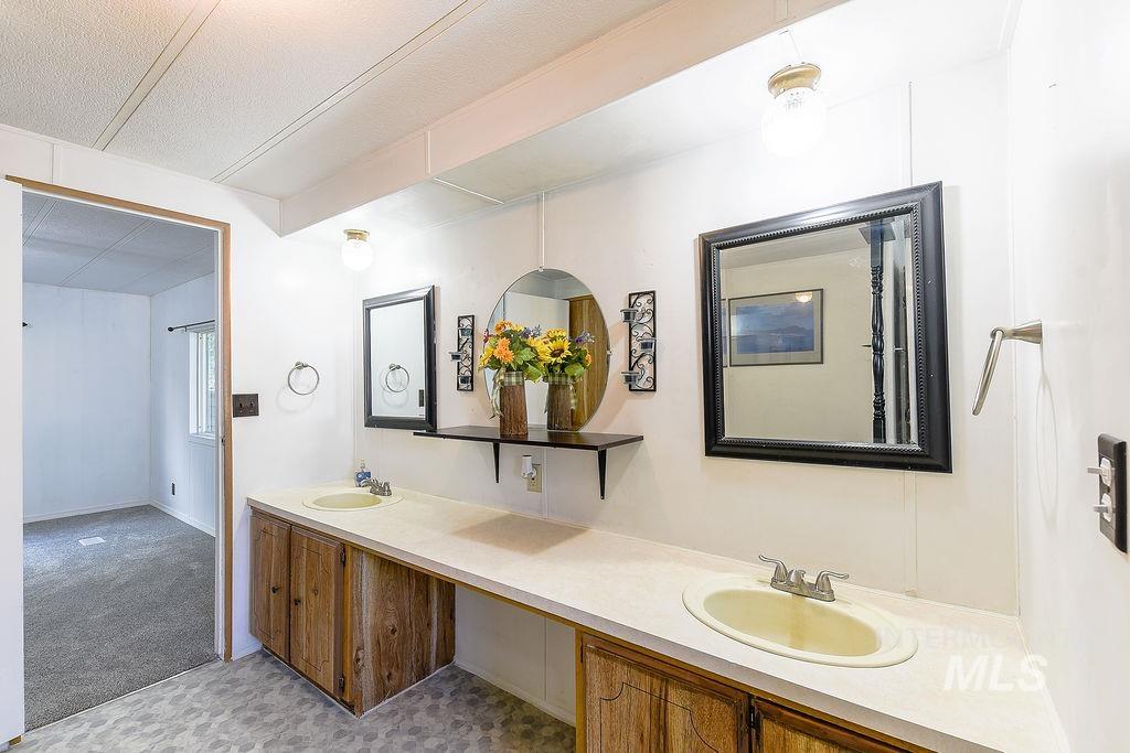 609 North Almon Street, Unit 2011 Moscow, ID 83843 - Photo 35 of 45 Full bath featuring double vanity and light carpet